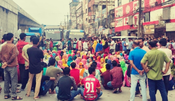 গাজীপুরে বকেয়া বেতনের দাবীতে মহাসড়ক অবরোধ