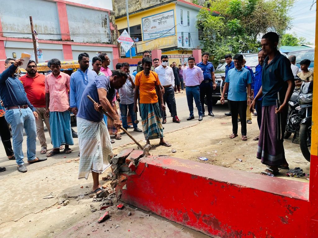 মহেশখালী নতুন বাজারে অবৈধ ফুটপাত দখলমুক্ত করতে উপজেলা প্রশাসনের অভিযান