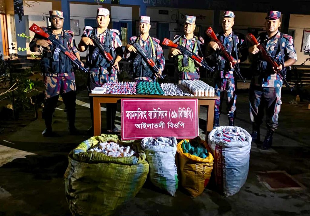 শেরপুর হালুয়াঘাট সীমান্তে বিপুল ভারতীয় ঔষধ, মদ ও গরু আটক