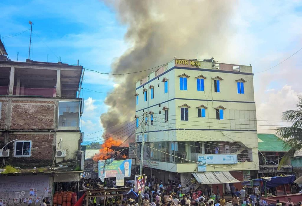 পাহাড়ের সবচাইতে বড় মাইনীমুখ বাজারে ভয়াবহ আগুন