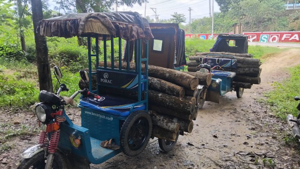 ঈদগাঁওতে বন বিভাগের অভিযানে গাছবোঝাই দুই ইজিবাইক জব্দ