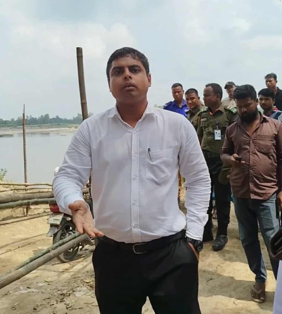 সাংবাদিককে সন্ত্রাসী বললেন এক্সিকিউটিভ ম্যাজিস্ট্রেট, দায়িত্ব থেকে প্রত্যাহার..