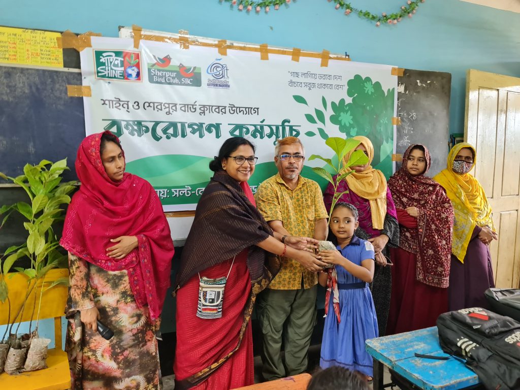শেরপুরে শাইন্ ও বার্ড ক্লাবের উদ্যোগে শিক্ষার্থীদের মধ্যে গাছের চারা বিতরণ