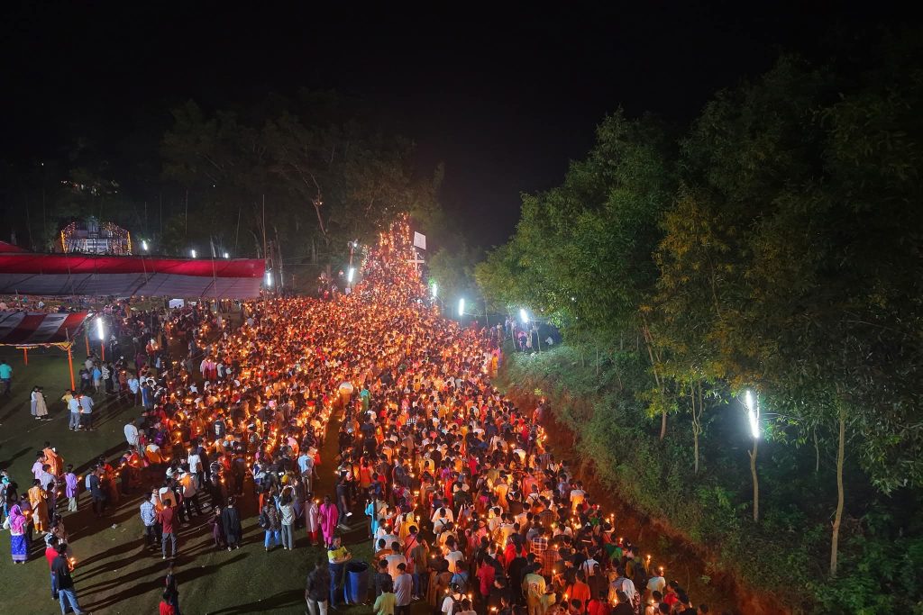 শেরপুরে তীর্থ উৎসবে মোমের আলোয় আলোকিত হয়ে উঠে গারো পাহাড়