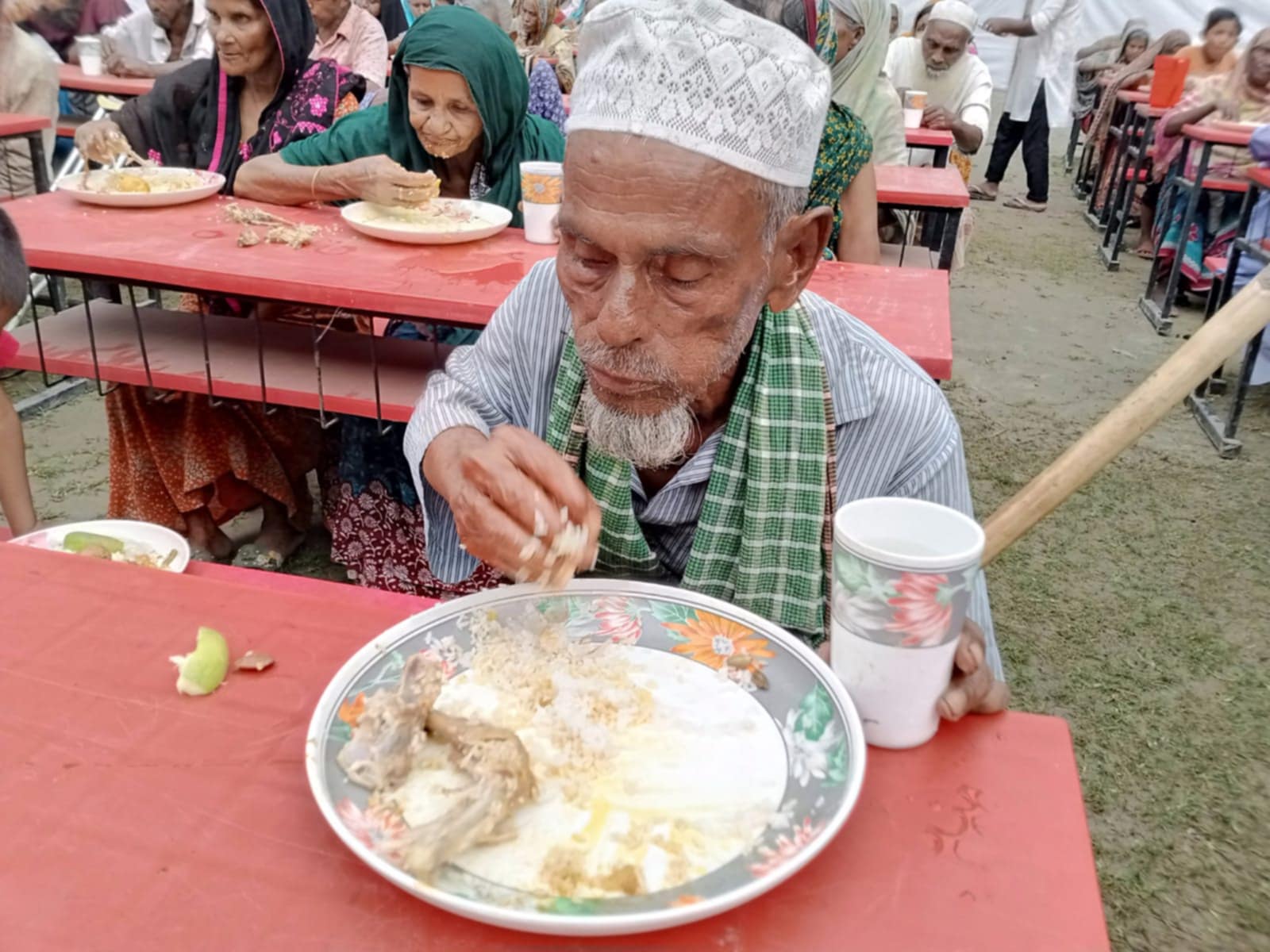আর্ন এন্ড লিভ এর উদ্যোগে খাবার বিতরন