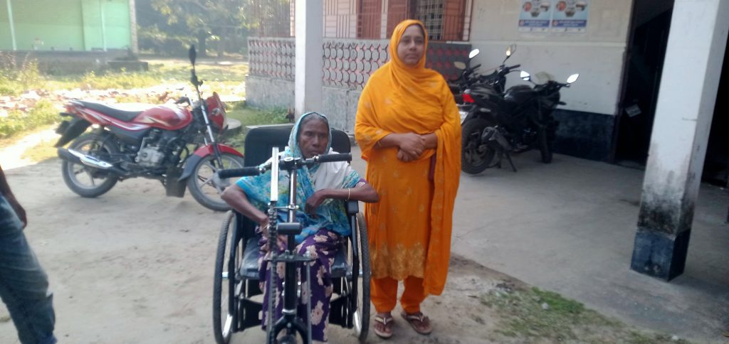 ১০ বছর ধরে চলতে না পারা অজুফা খাতুন পেল হুইল চেয়ার 