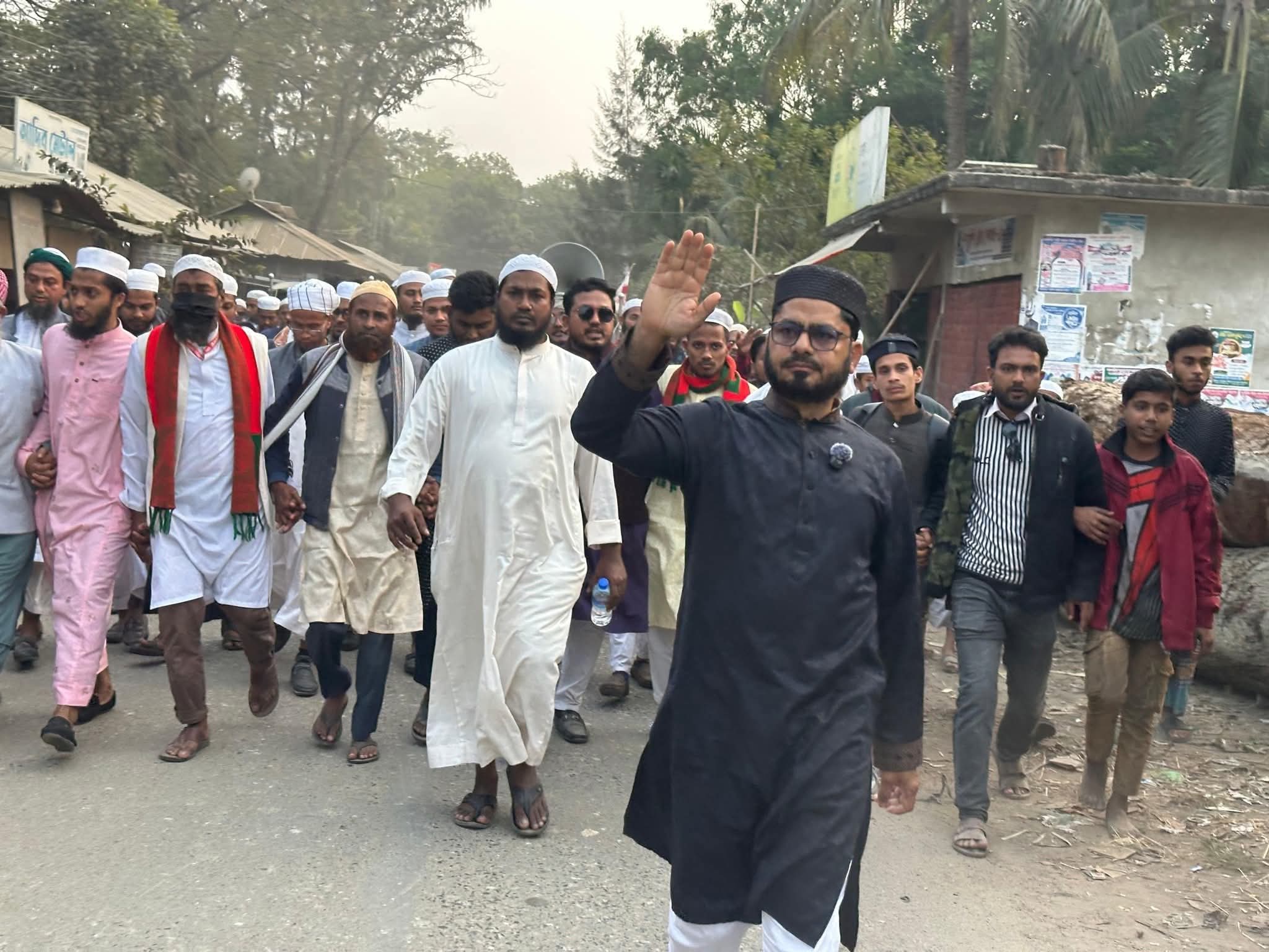 সন্দ্বীপে নির্বাচনী মাঠে সরব ইসলামি আন্দোলনের প্রার্থী অধ্যাপক আমজাদ হোসাইন।