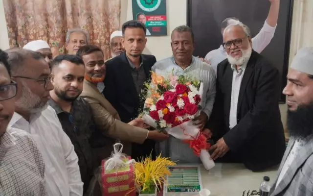 বিজয়ী বিএনপির প্রার্থীকে মিষ্টিমুখ করালেন জামায়াত প্রার্থী
