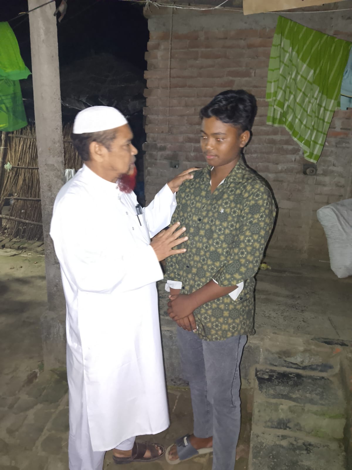 রাতে বাড়ি বাড়ি গিয়ে শিক্ষার্থীদের পড়ালেখার খোঁজ খবর নিচ্ছেন অধ্যক্ষ সালেহ উদ্দিন