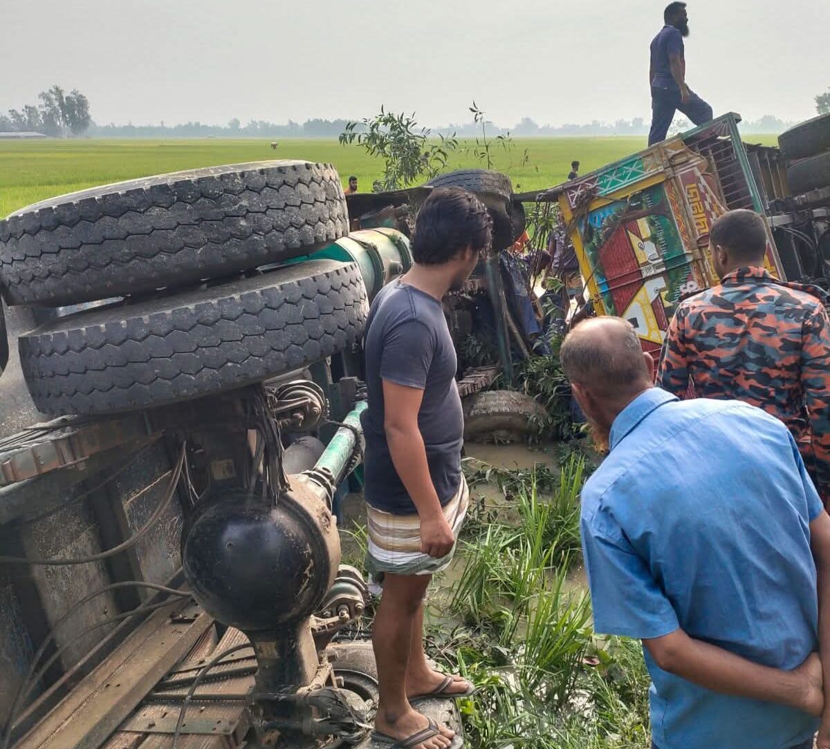 ঘোড়াঘাটে আলু ও ভুষিবোঝাই ট্রাকের মুখোমুখি সংঘর্ষে নিহত ১