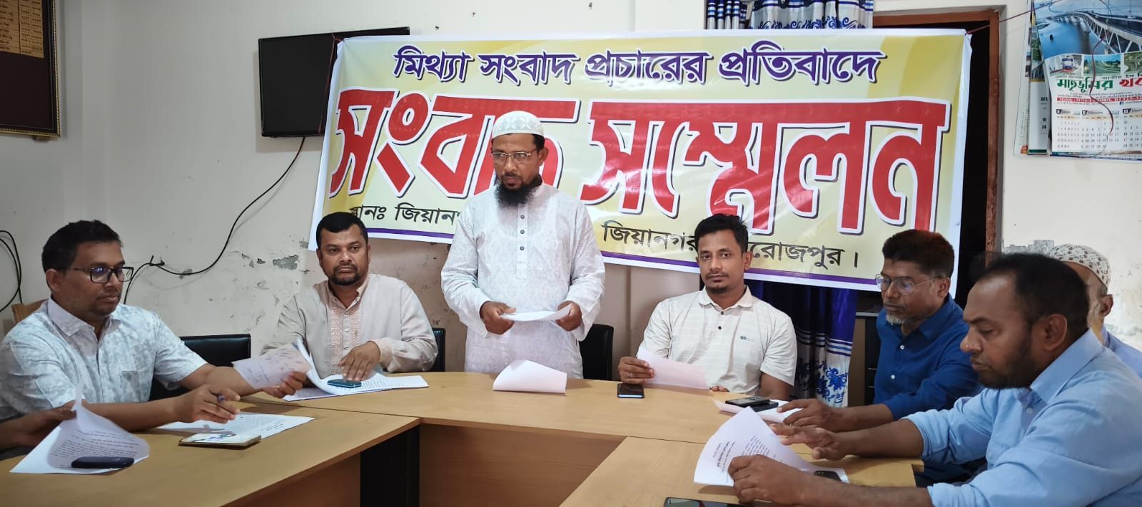 সরকারি গমের বরাদ্দ নিয়ে অভিযোগ অস্বীকার, সংবাদ সম্মেলনে ব্যাখ্যা দিলেন ইউপি সদস্য মিজান হাওলাদার
