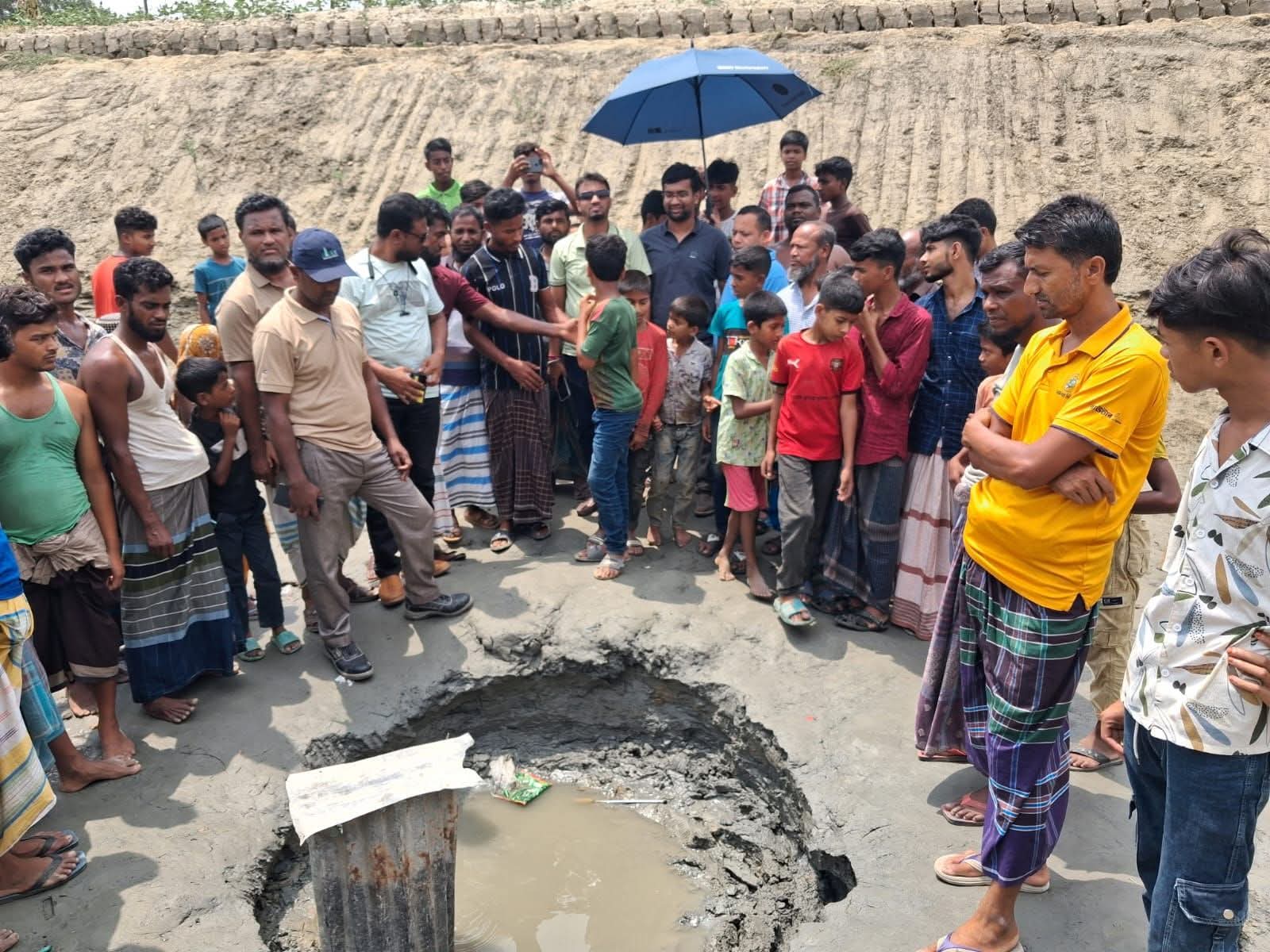 দুলারহাটে পুকুরে গ্যাসের সন্ধান: এলাকায় চাঞ্চল্য
