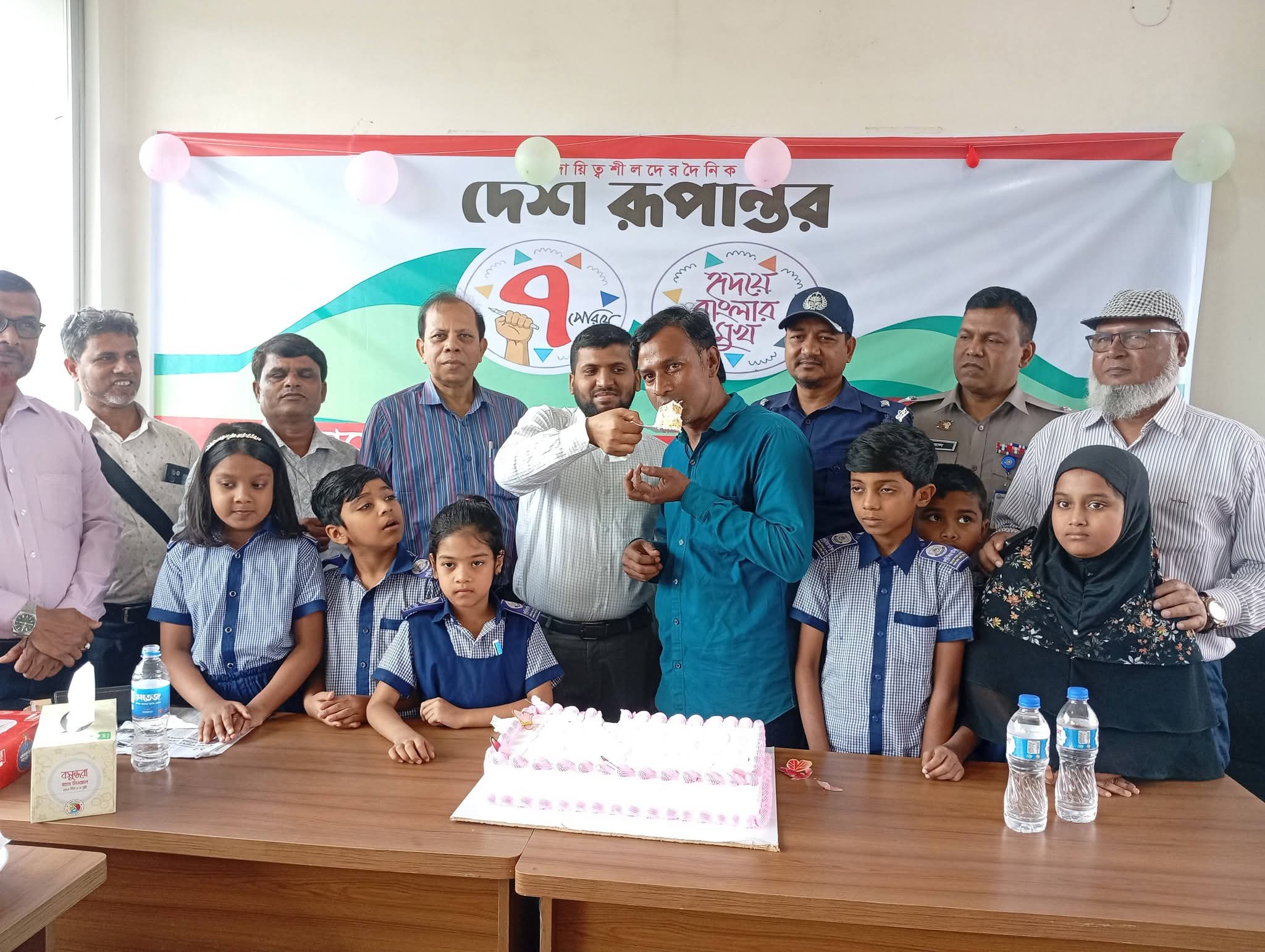 জমকালো আয়োজনে মুন্সীগঞ্জের গজারিয়ায় দায়িত্বশীলদের দৈনিক দেশ রূপান্তর পত্রিকার সপ্তম প্রতিষ্ঠা বার্ষিকী উদ্‌যাপন করা হয়েছে।