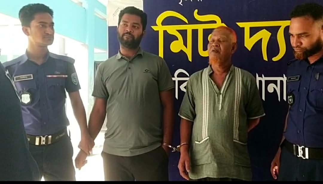 হাকিমপুর থানায় ভিডিও ধারনের সময় সাংবাদিকের মোবাইল কেড়ে নিয়ে ভেঙ্গে ফেলেন আসামী