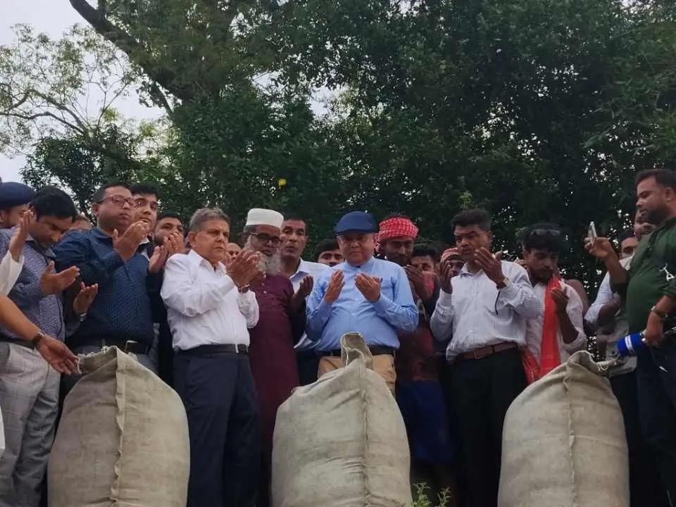 হরিরামপুরে  নদী ভাঙন রোধে ৬০ মিটার অস্থায়ী পাক প্রতিরক্ষামূলক কাজের উদ্বোধন  করেন-ইঞ্জিনিয়ার মঈনুল ইসলাম খান শান্ত (এমপি)