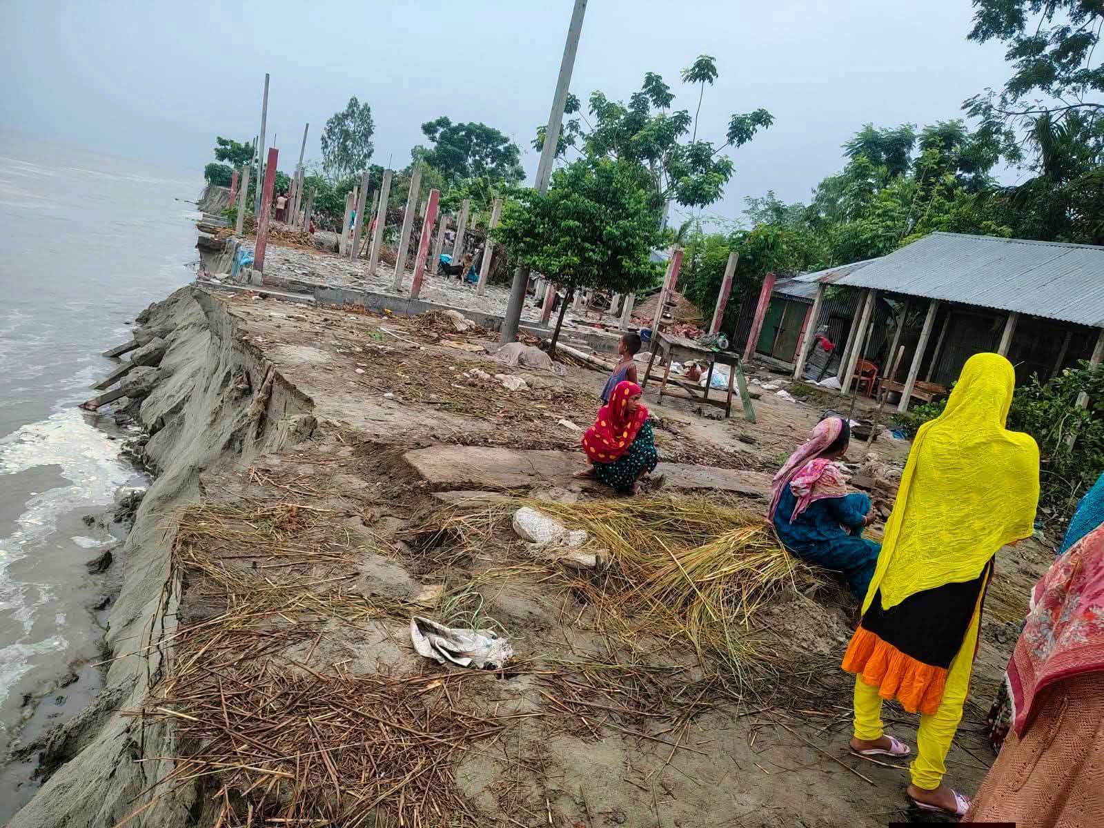 ব্রহ্মপুত্রের ভয়াল তাণ্ডব: আধা ঘণ্টায় বিলীন ২৫ ঘর, পথে বসা ৫০ পরিবার