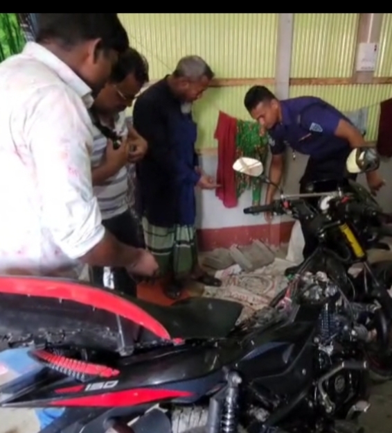 ফুলবাড়ীতে মোটরসাইকেলের গোপন চেম্বার থেকে ৩ কেজি গাঁজা উদ্ধার, নগদ ৫৩ হাজার টাকা জব্দ; তিন মাদক কারবারি পলাতক