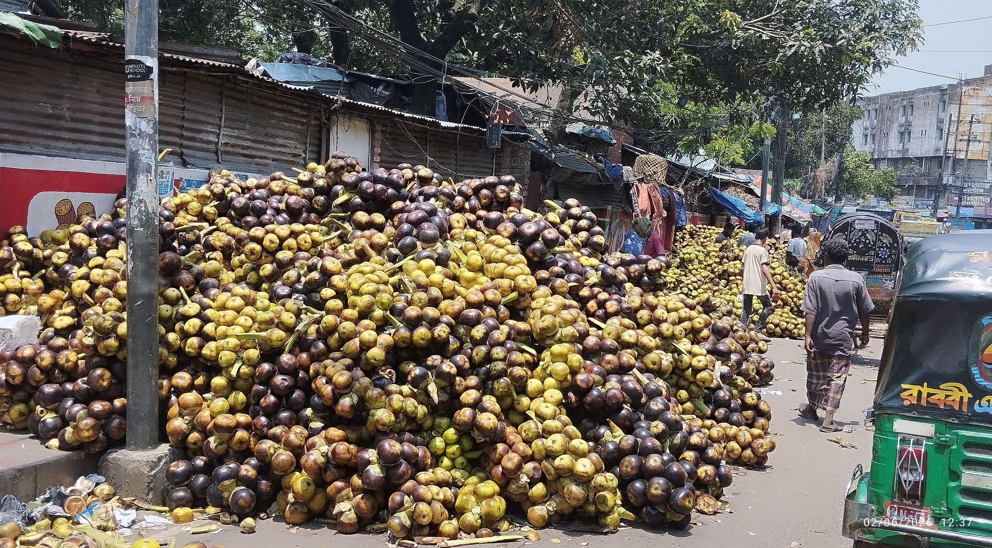 নগরীর কদমতলীতে জমে উঠেছে তাল মার্কেট