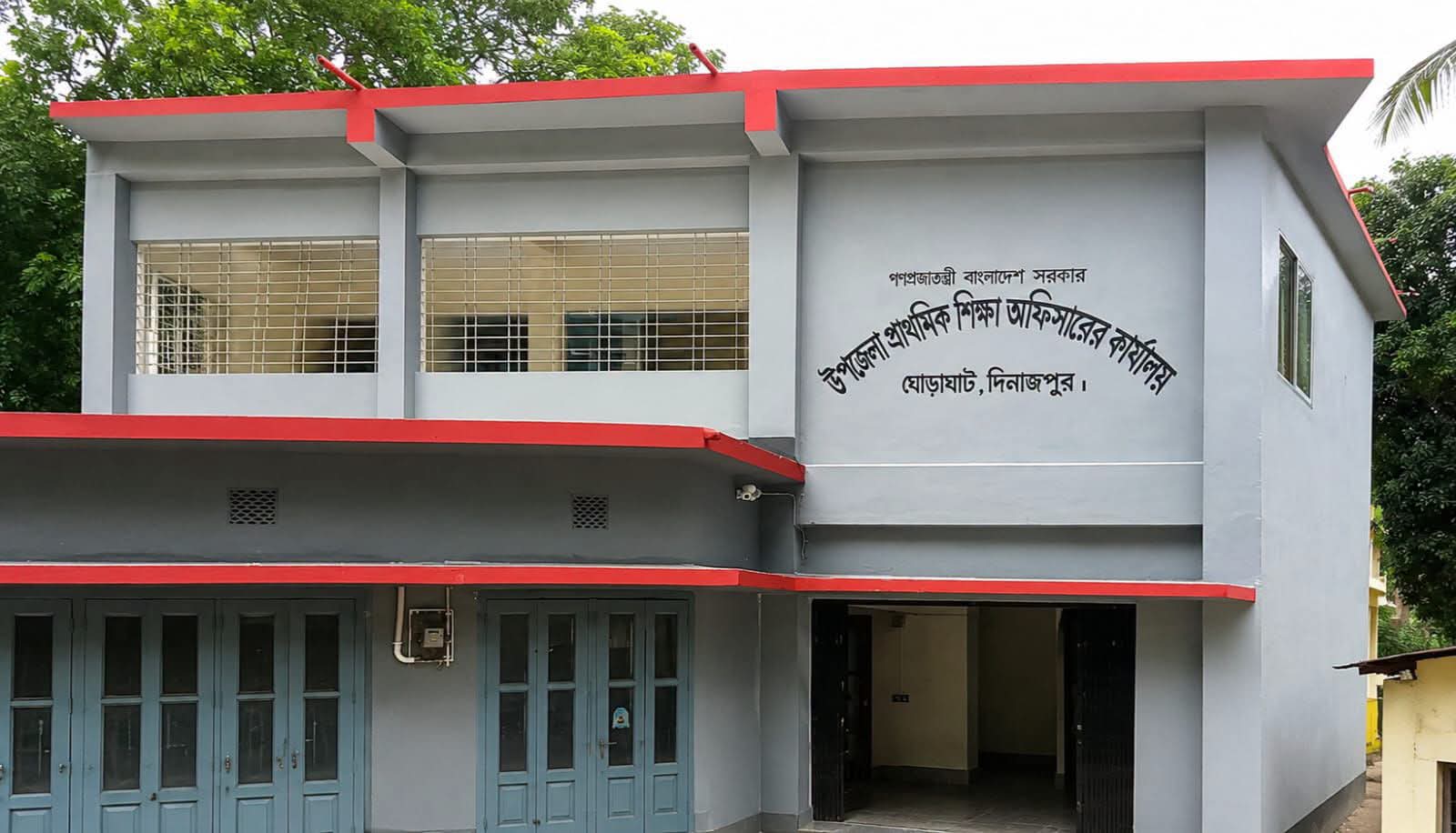 দিনাজপুরে এক কর্মকর্তার কাঁধে ৬৭ স্কুল