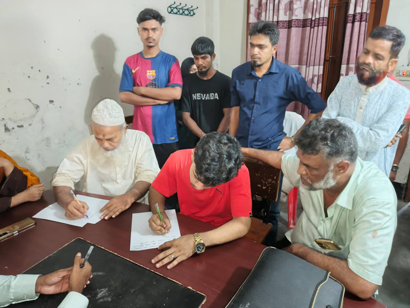 রাজাপুরের গালুয়া বাজারে ইভটিজিংয়ের অভিযোগে কলেজছাত্র আটক, মুচলেকায় মুক্তি