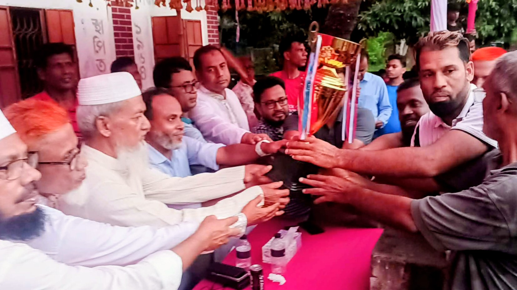 বিদেশি ও জাতীয় দলের তারকাদের চমক: শ্রীপুরে ফুটবল টুর্নামেন্টে চ্যাম্পিয়ন সোনাতুন্দী একাদশ