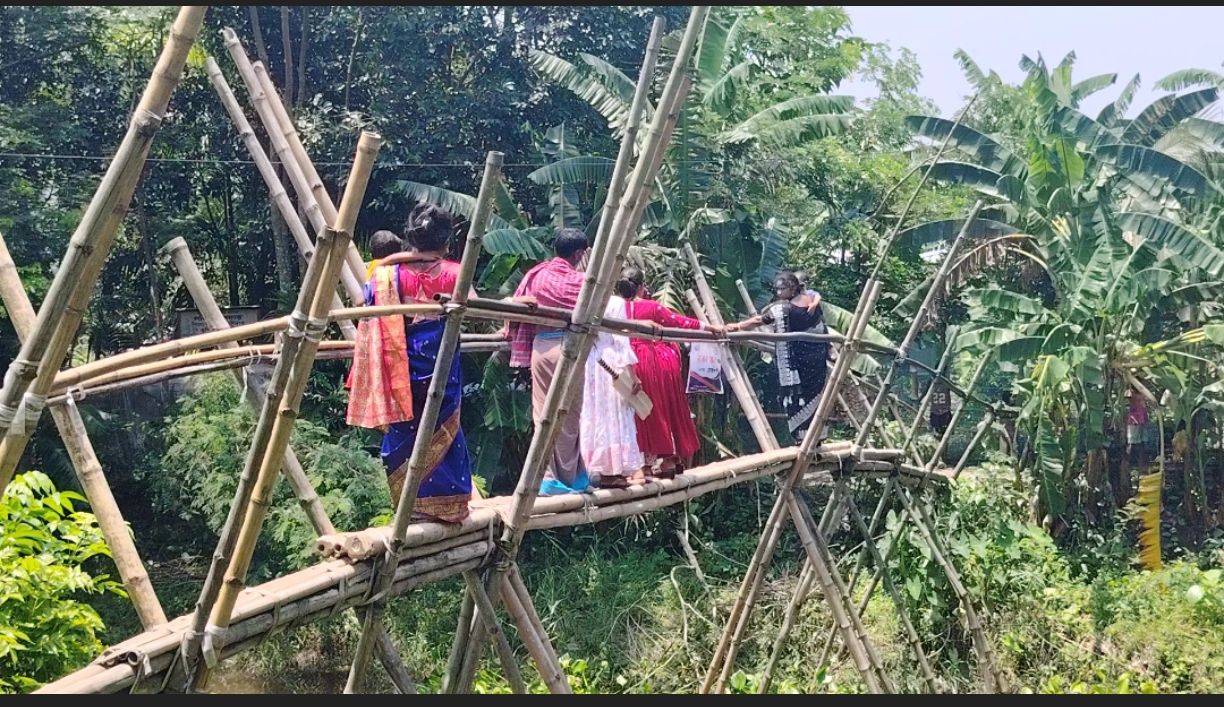 নেই সেতু,মাদারীপুরে বাঁশের সাঁকোই ভরসা ১০ গ্রামের মানুষের