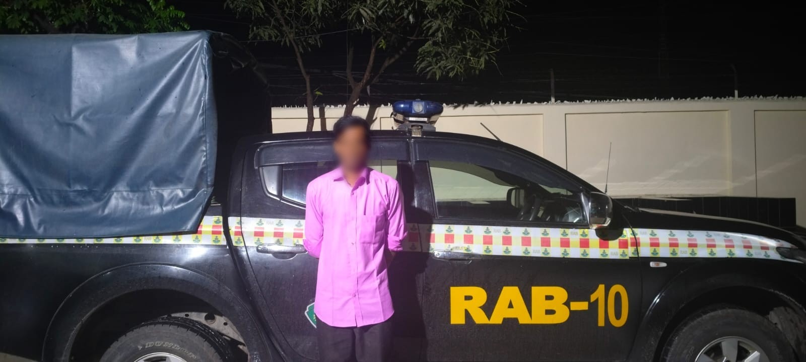 ফরিদপুরের মধুখালীতে র‌্যাবের অভিযান: ৬ মামলার আসামি সামাদ এবার ইয়াবাসহ গ্রেফতার