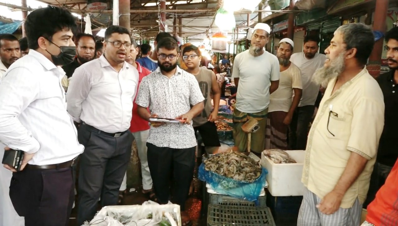 নোয়াখালীতে ১৪২ কেজি জেলি মিশ্রিত চিংড়ি জব্দ, দুই ব্যবসায়ীকে জরিমানা