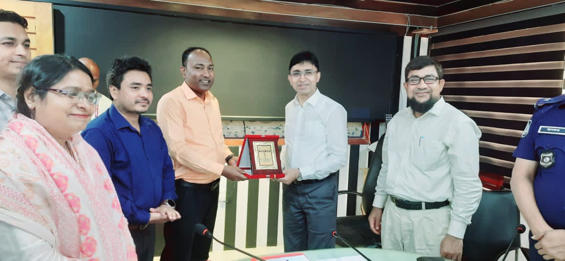বিভাগের শ্রেষ্টত্ব অর্জনকারী জেলা প্রশাসক সম্মামনা স্বারক তুলে দিলেন বিভাগের আর এক কৃতিমান শ্রেষ্ট প্রধান শিক্ষককে