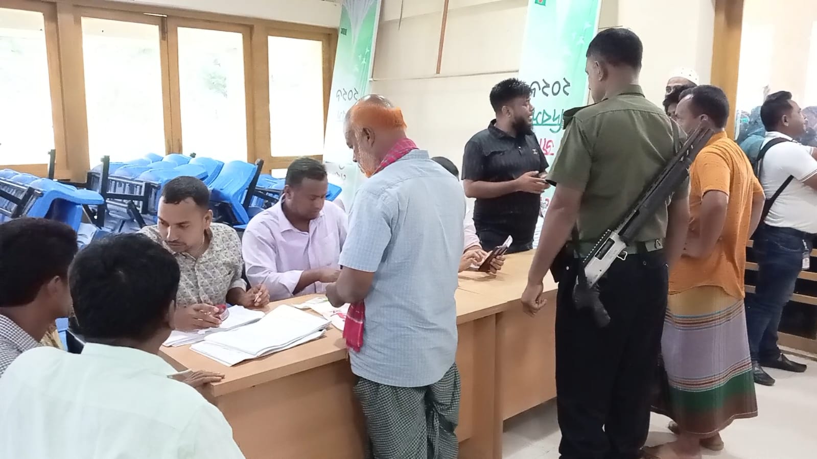 আগাম বন্যার ক্ষতি পুষিয়ে নিতে কৃষকদের পাশে সরকার, অষ্টগ্রামে সহায়তা বিতরণ