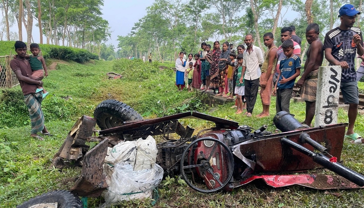 ট্রেনের ধাক্কায় দুমড়েমুচড়ে গেল ট্রাক্টর, চালক আহত