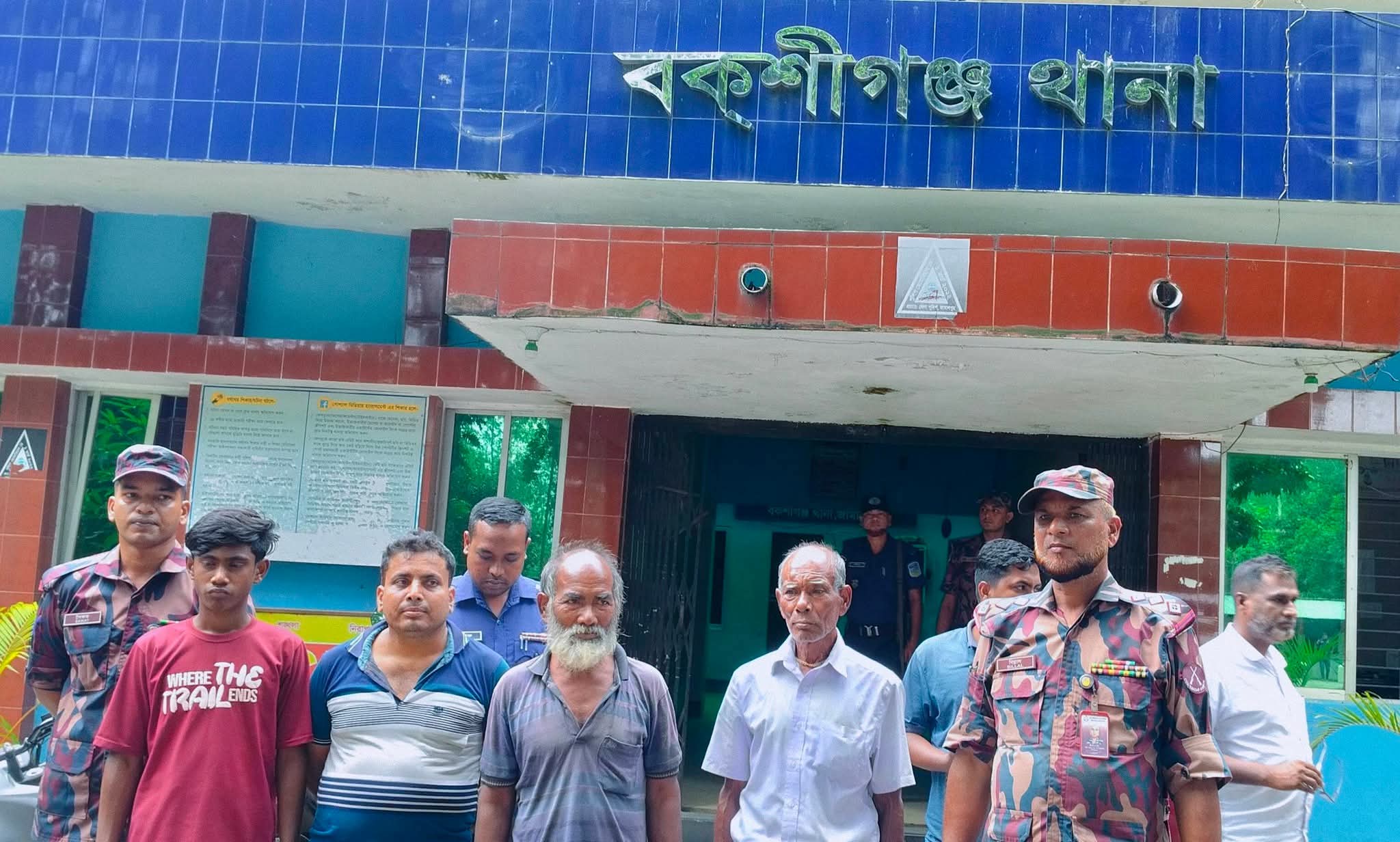 জামালপুরের বকশিগঞ্জে সীমান্তে আলোচিত বৃদ্ধ ফিরলেন পরিবারের কাছে
