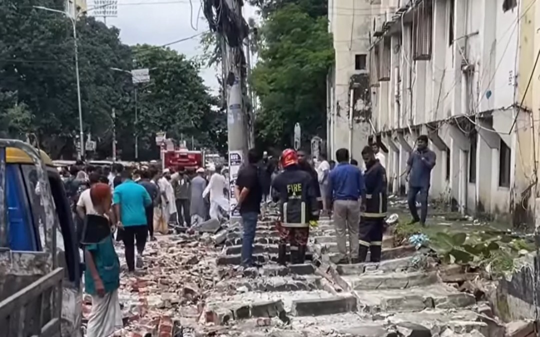 মিরপুর কলেজের দেয়াল চাপায় টিসিবি পণ্যের জন্য লাইনে দাঁড়িয়ে নিহত ২